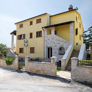 Apartment Dadic With Parking & Playground, Medulin