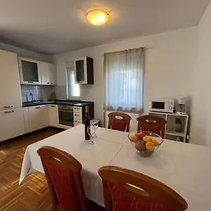Apartment Burle With Free Private Parking, Medulin